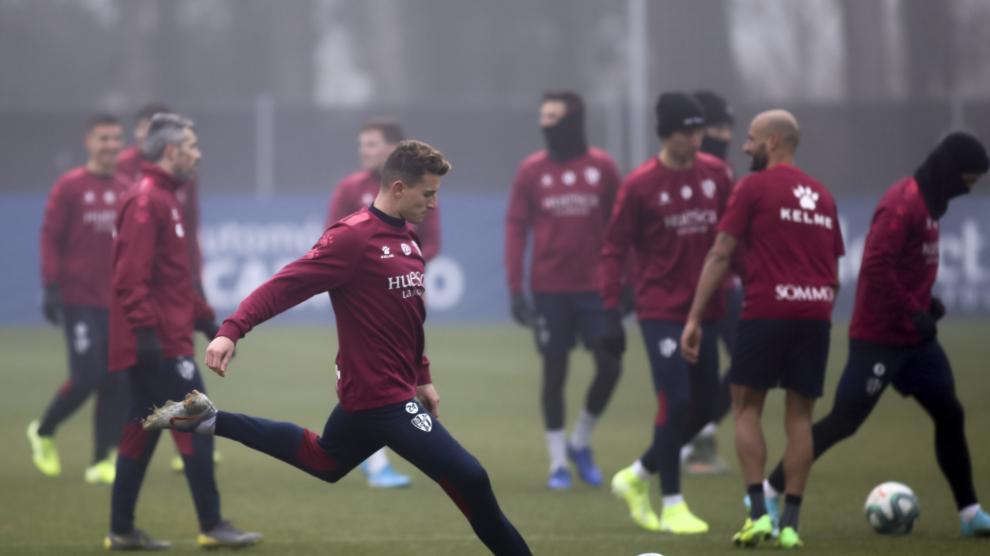 Dani Raba golpea el balón durante el entrenamiento de este jueves.