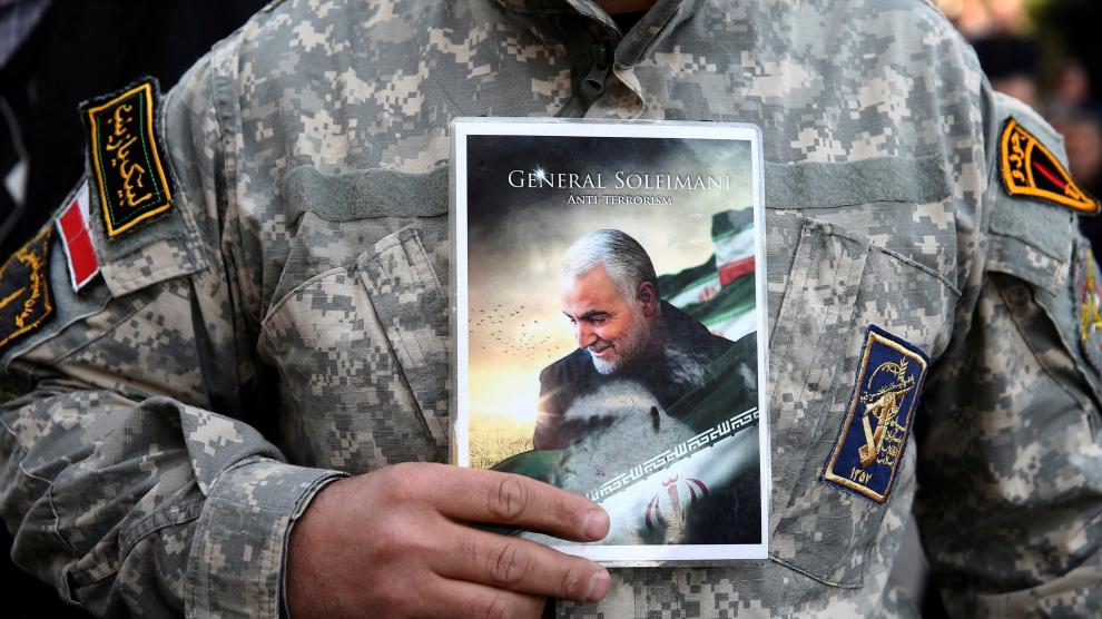 Un manifestante sostiene una foto del General Soleimani, muerto en Bagdad en un bombardeo ordenado por Estados Unidos.