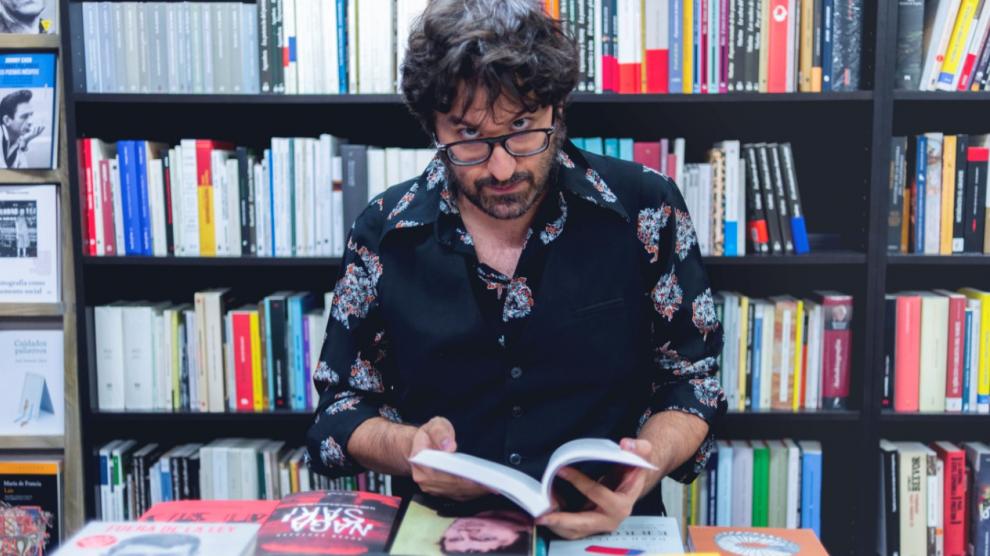 Octavio Gómez Milián, siempre rodeado de novelas y poemarios.