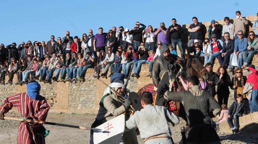 Numerosos espectadores durante una de las recreaciones históricas en el castillo de Monzón