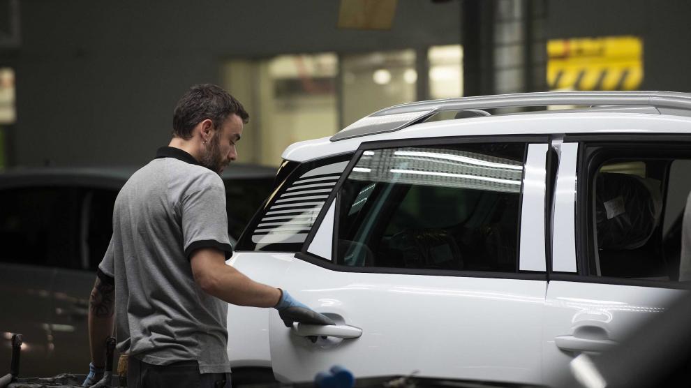 Un operario de la planta de Figueruelas trabaja en un Citroën C3 Aircross.