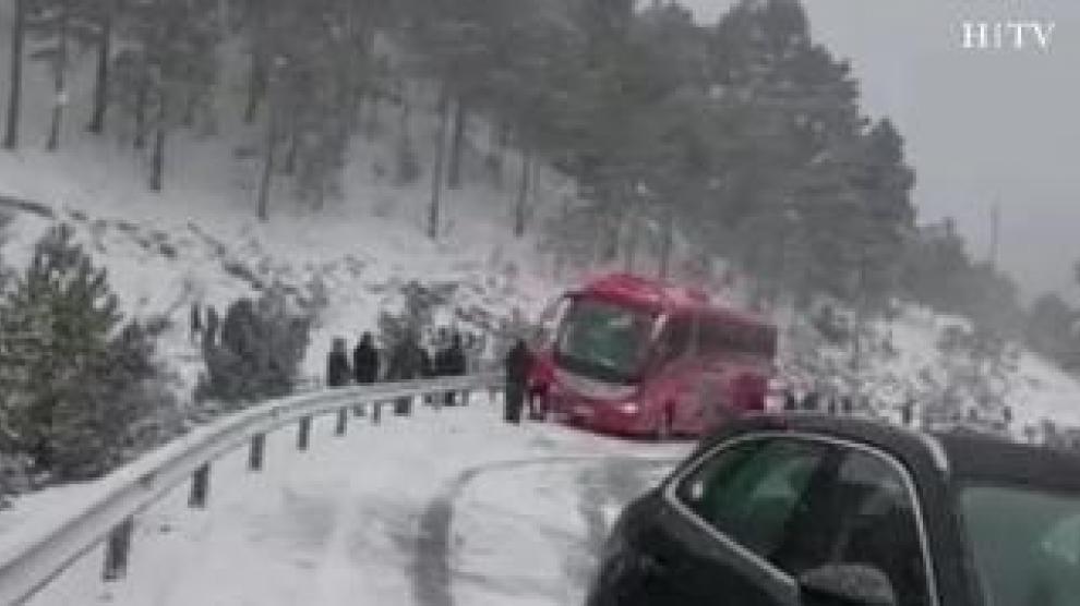 Vídeo Un autobús se cruza por la nieve en la carretera de Alcalá de la Selva, en Teruel Vídeo Un autobús se cruza por la nieve en la carretera de Alcalá de la Selva, en Teruel