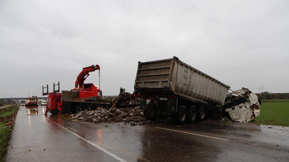 El accidente se ha producido en la N-II pasadas las 8.00 a la altura de Osera de Ebro.