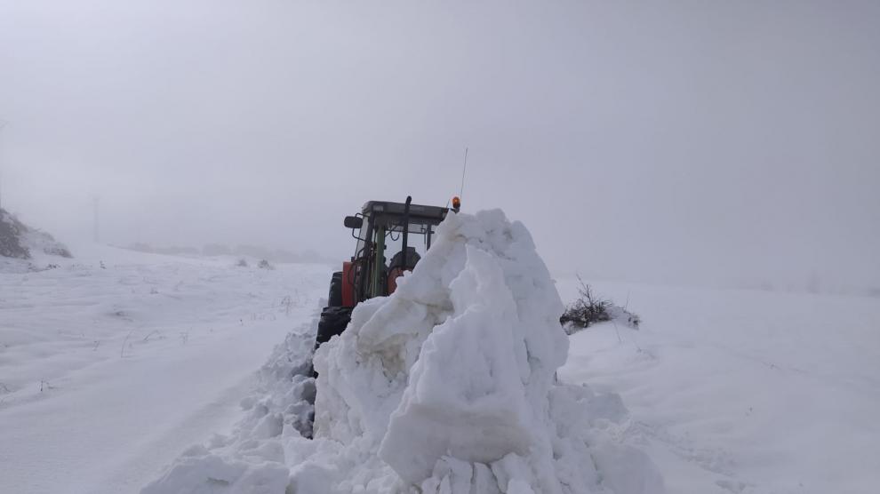 En Used (Zaragoza), el alcalde y los vecinos de la localidad siguen retirando la nieve a paladas y con ayuda de los tractores.