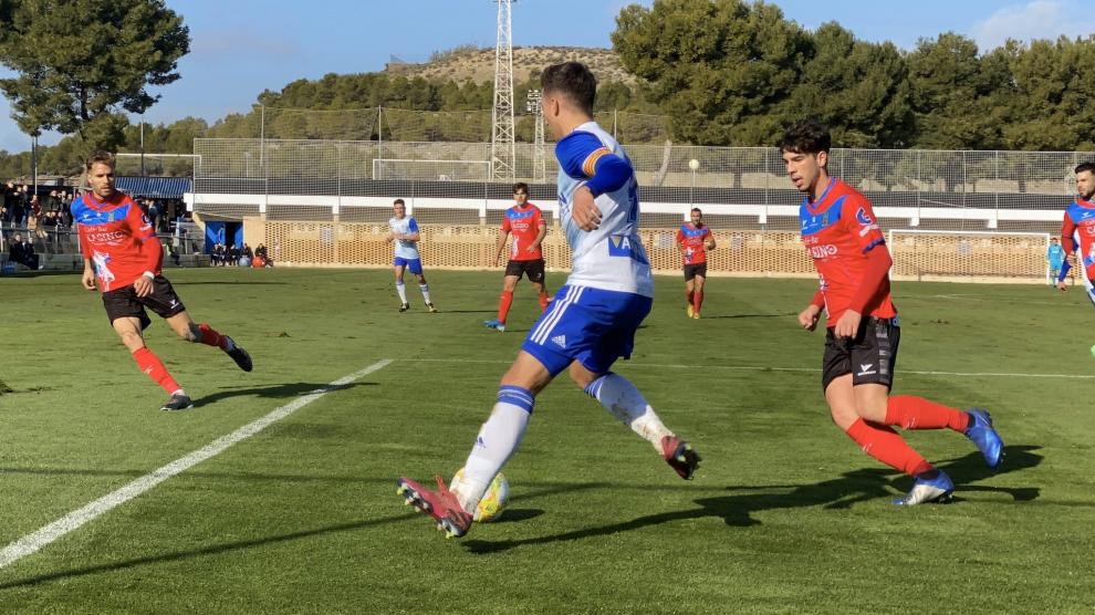 Baselga controla un balón.
