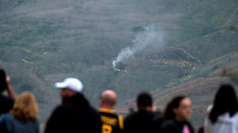Smoke rises from the scene of a helicopter crash that reportedly killed retired basketball star Kobe Bryant in Calabasas, California, U.S., January 26, 2020.  REUTERS/Ringo Chiu [[[REUTERS VOCENTO]]] PEOPLE-KOBE BRYANT/