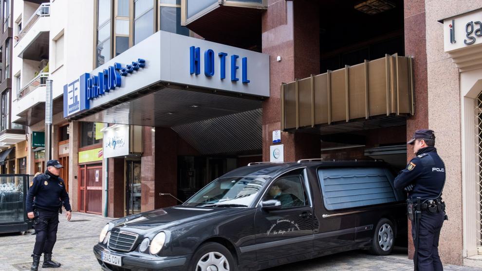 El coche fúnebre con los restos de la pequeña abandona el hotel en Logroño