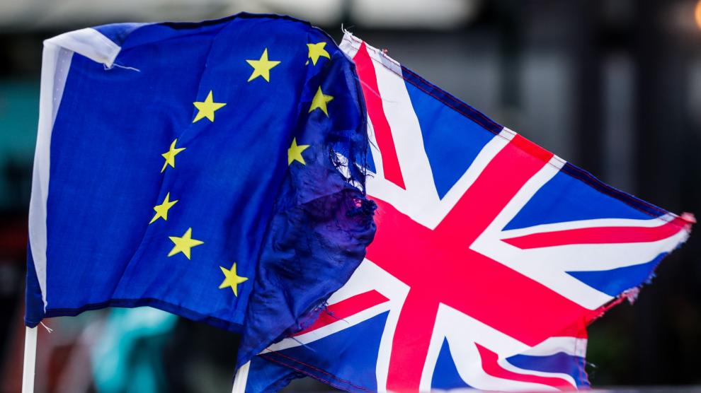 La bandera de la Unión Europea junto a la de Reino Unido, en una imagen de archivo.