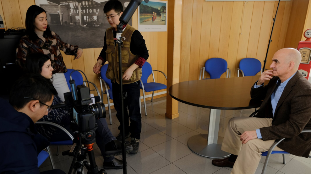 Uno de los momentos del rodaje de la televisión china a la empresa zaragozana Pensumo