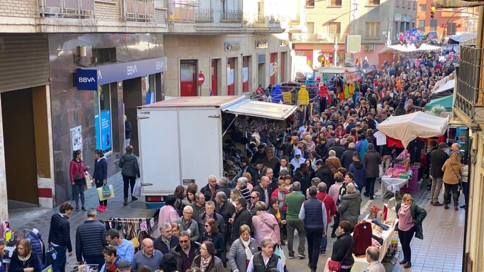 Miles de personas han visitado este domingo la feria barbastrense