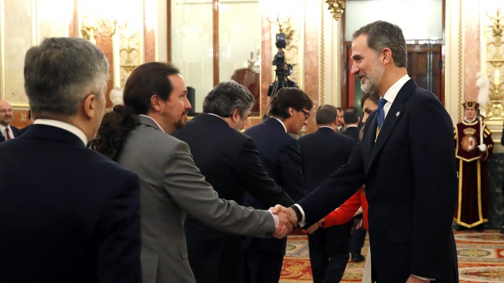 Pablo Iglesias saluda al Rey