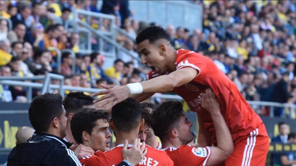 Jawad El Yamiq celebra junto a sus compañeros el gol de ayer de Soro en Cádiz.