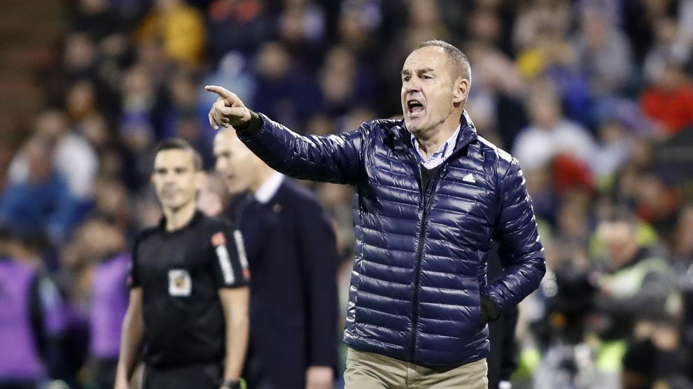 Víctor Fernández gesticula en la banda de La Romareda en el encuentro de la Copa del Rey frente al Real Madrid.