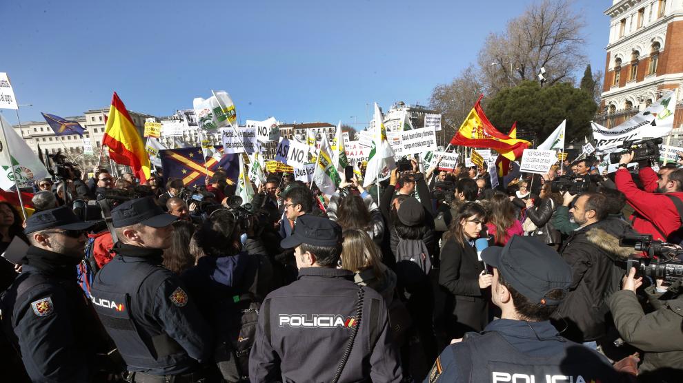 Agricultores y ganaderos protestan ante el Ministerio de Agricultura, este miércoles, en Madrid,