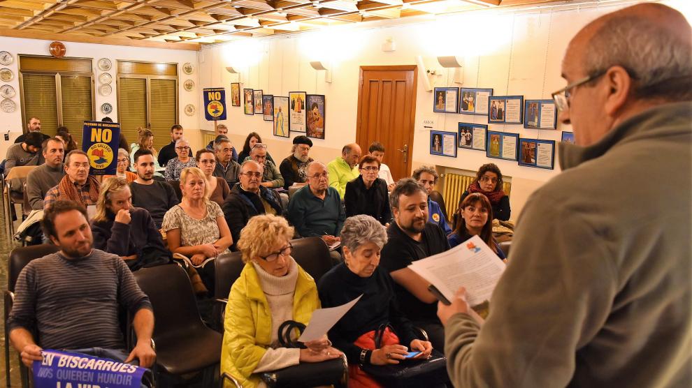 Asistentes a la asamblea celebrada este lunes en Ayerbe.