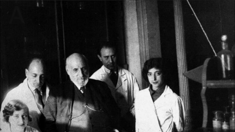Carmen Serra (hermana de Manuela), José María Villaverde, Santiago Ramón y Cajal, Fernando de Castro y Enriqueta 'Ketty' Lewy.