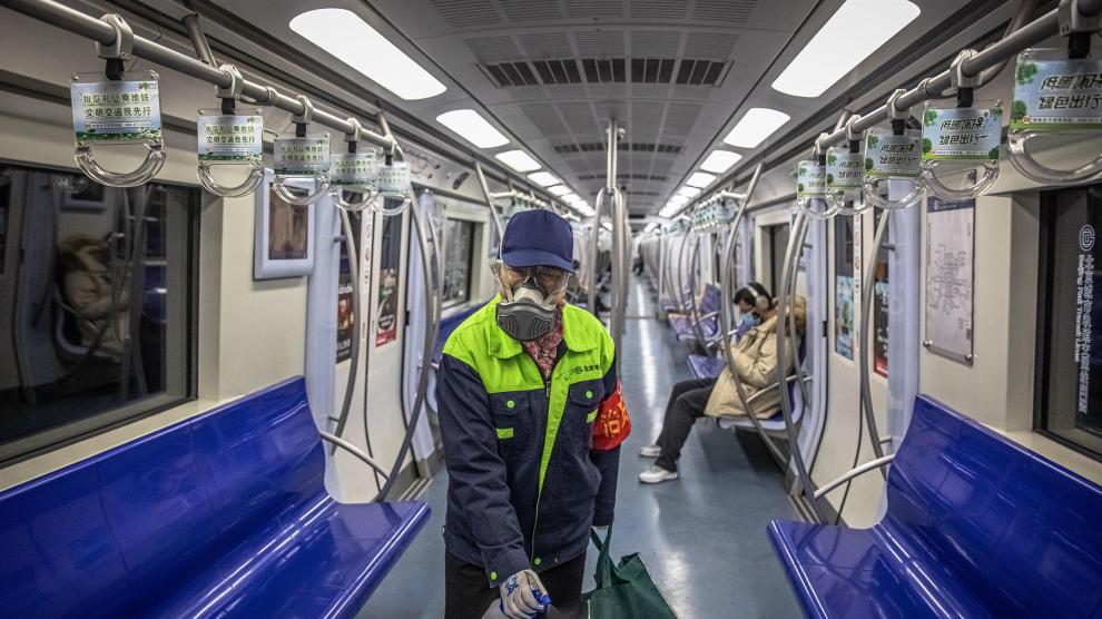 Un trabajador del metro de Pekín desinfecta un vagón de metro.