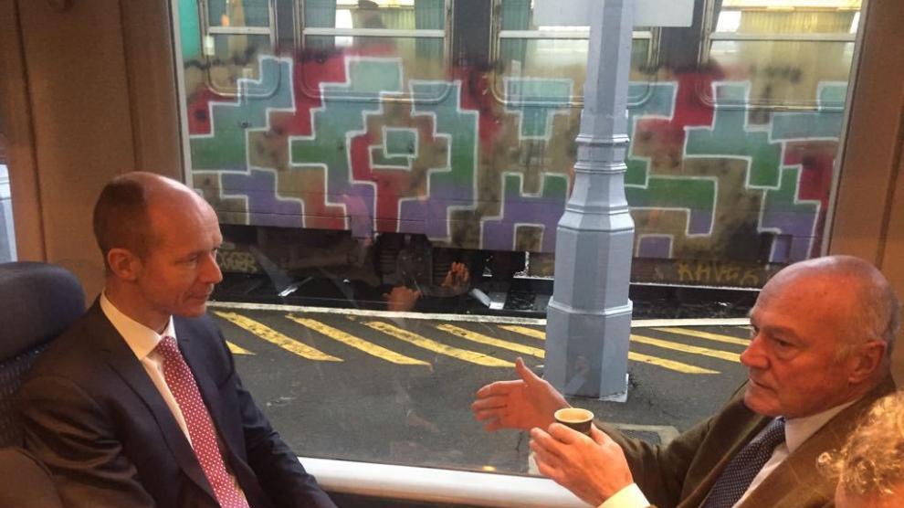 El director de Transporte de la Comisión Europea, Rudd Huijters, en el tren junto al presidente de Nueva Aquitania, Alain Rousset, en 2017, cuando se firmó el primer dossier del Mecanismo Conectar Europa (MEC) en Canfranc.