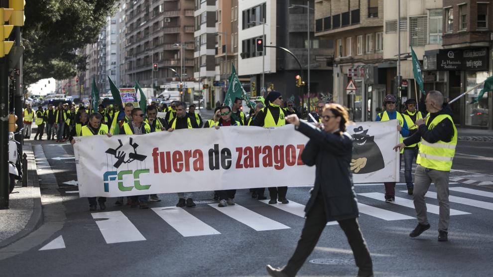 Protesta de los trabajadores de FCC por el centro de Zaragoza
