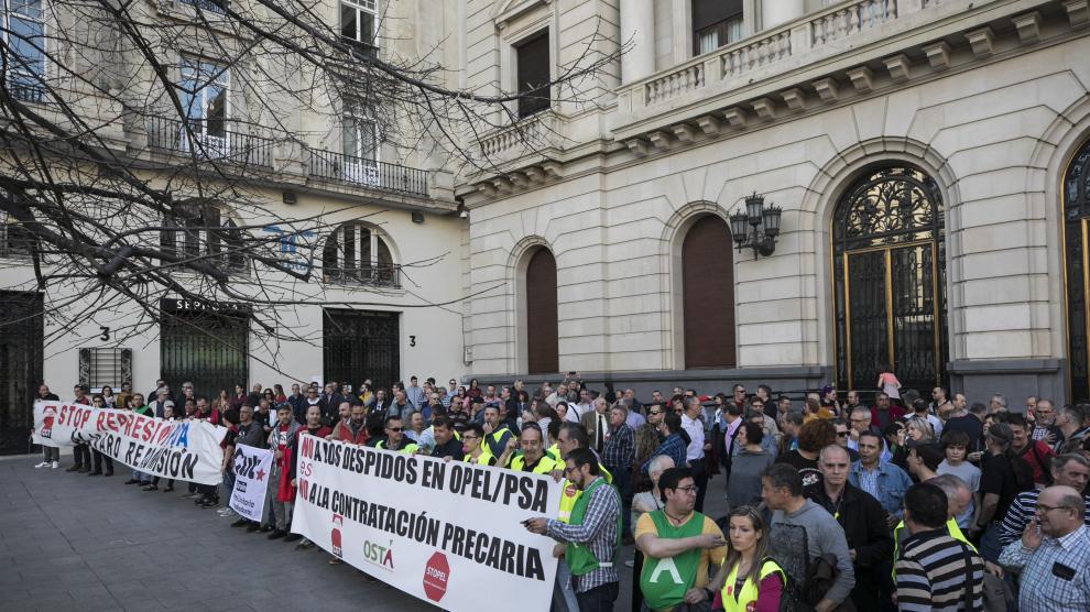 Concentración de protesta el pasado año de trabajadores de Opel PSA.