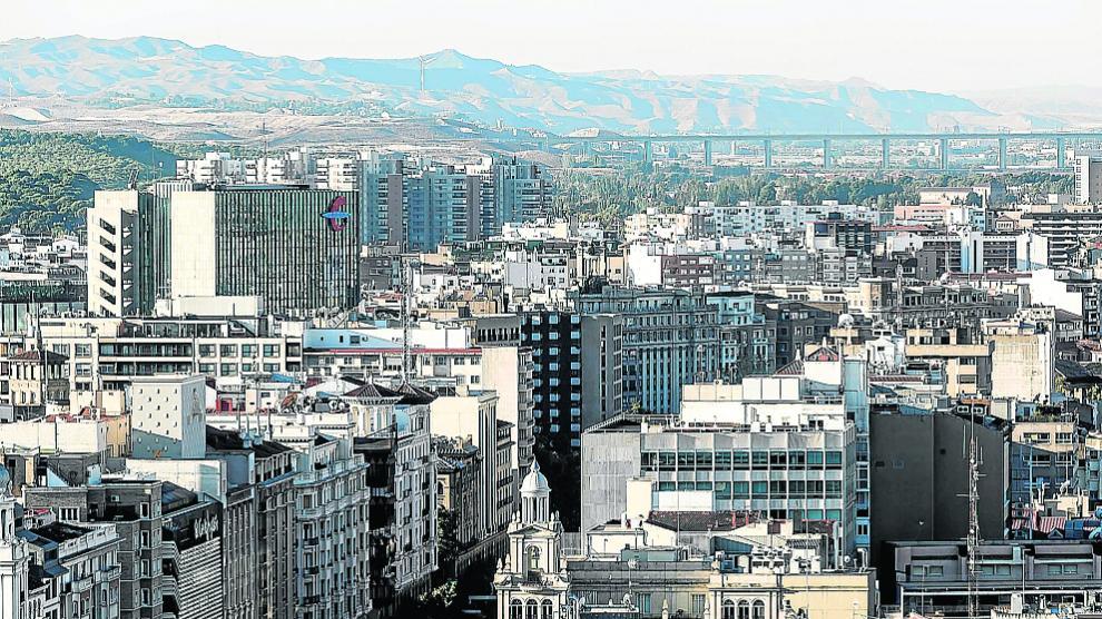 Vista aérea de edificios de viviendas y oficinas del centro de Zaragoza