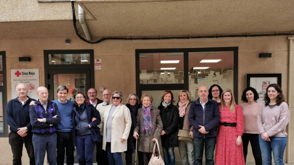 Responsables de Cruz Roja, Ayuntamiento de Jaca y comarca de la Jacetania junto a voluntarios que van a desarrollar el proyecto