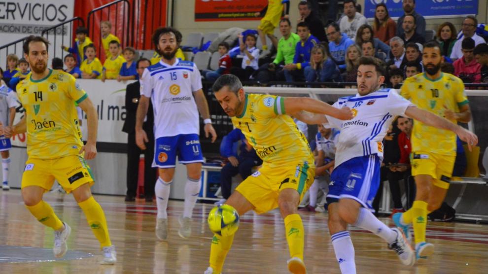 Una acción del partido Fútbol Emotion Zaragoza-Jaén Paraíso Interior