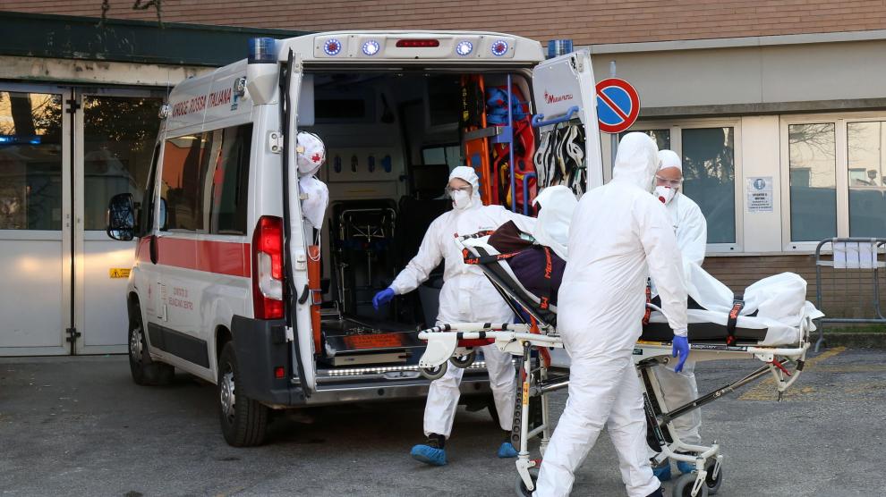 Efectivos sanitarios trasladan a un enfermo al hospital de Padua