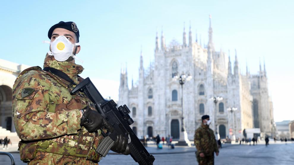 Militares italianos con mascarillas ante la catedral de Milán
