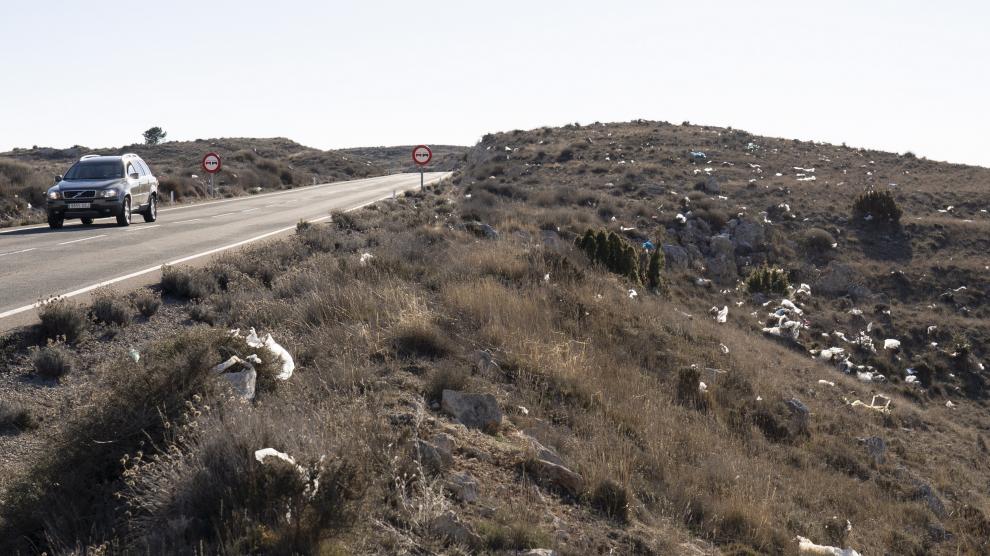 resto de basura procedente del Vertedro municipal de Teruel en los margenes de la carretera A 226 en el termino de Valdecebro. foto Antonio Garcia/bykofoto. 14/02/20 [[[FOTOGRAFOS]]] [[[HA ARCHIVO]]]