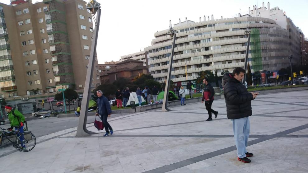 Trabajadores de FCC Parques y Jardines acampan en la plaza de Europa