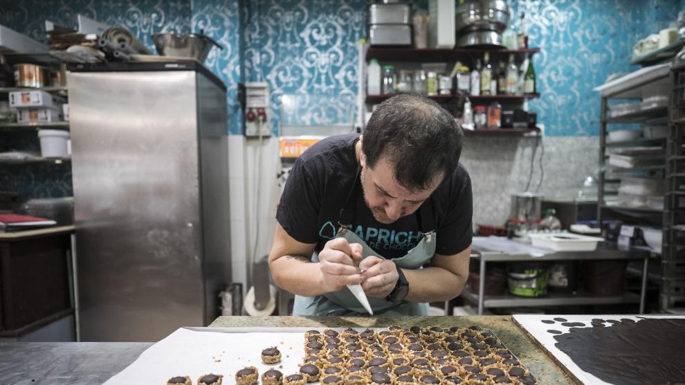 Luis Paracuellos, elaborando las pastas de té, que venderá a partir de la próxima semana en Chocolates Capricho.