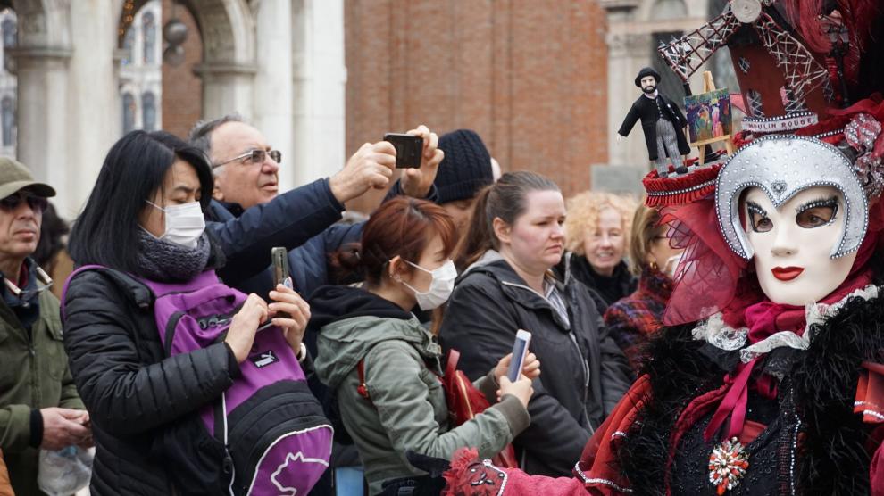 Turistas con máscaras protectoras visitando este lunes la plaza de San Marcos, en Venecia.