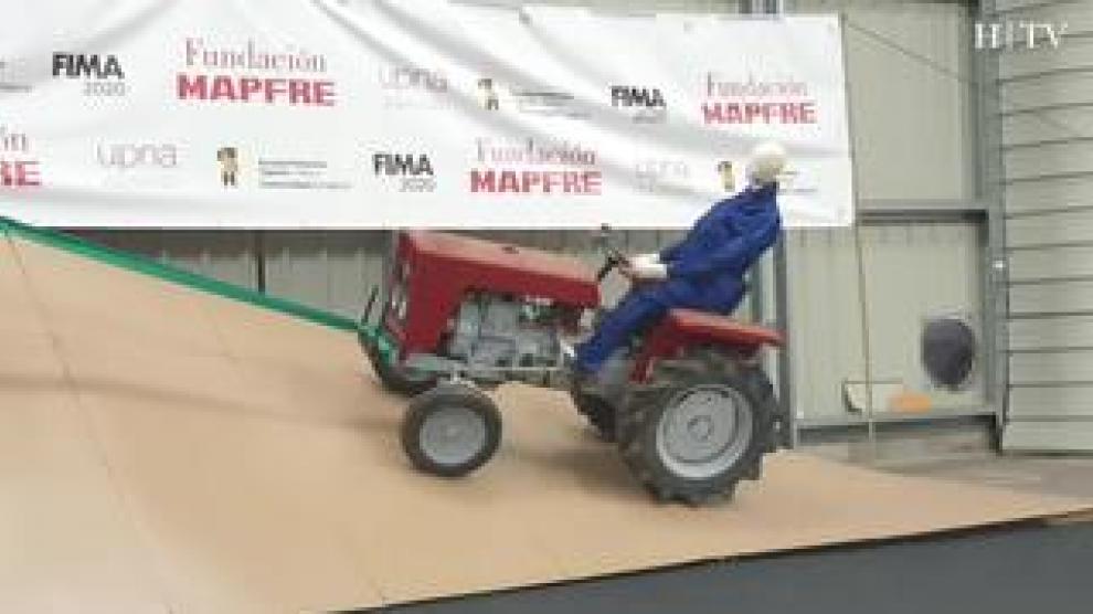 Fundación MAFRE ha hecho, este miércoles, una demostración en FIMA del peligro del vuelco de un tractor. Un accidente que causa 60 muertes al año en España.