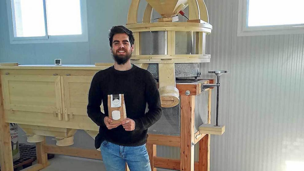 Adrián Tambo, nuevo responsable de jóvenes de UAGA en su molino de Sádaba