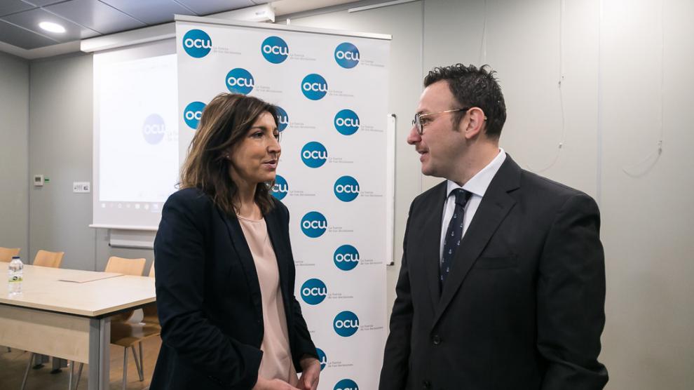 La directora de comunicación y Relaciones Institucionales de OCU, Ileana Izverniceanu, y el delegado en Aragón de la asociación, Alejandro Marín Abad.