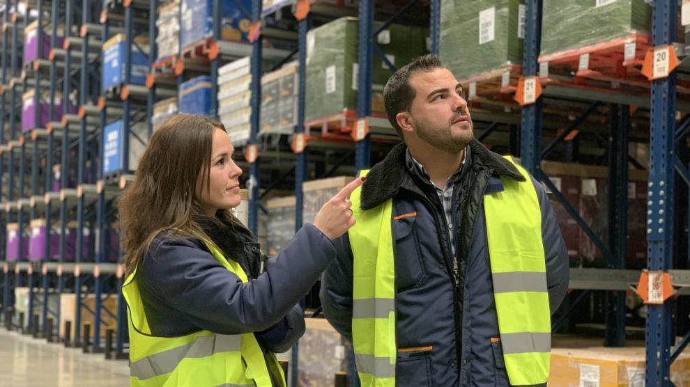 Marta Máñez, coordinadora del bloque logístico de Mercadona en Plaza, junto a uno de sus colaboradore