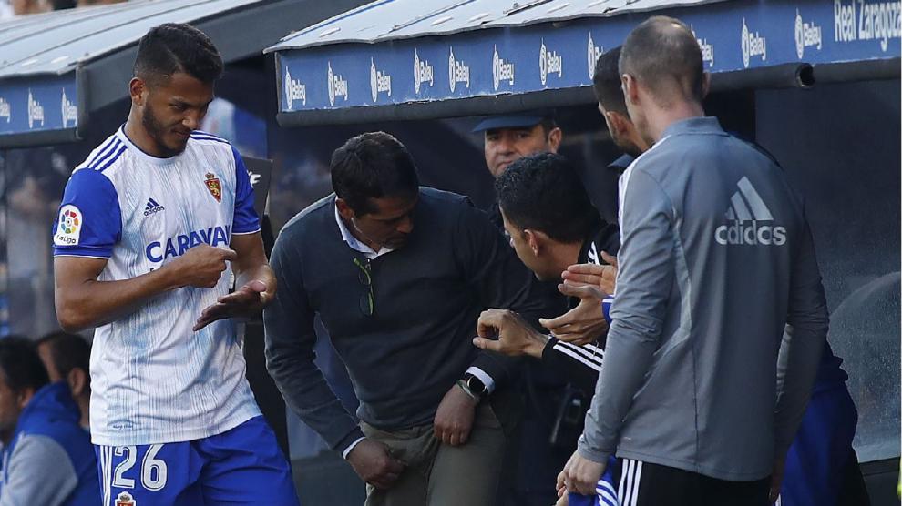 Luis Suárez, al ser sustituido el pasado domingo ante el Dépor, mira con pillería a los miembros del banquillo y les hace el gesto de pagar lo convenido.