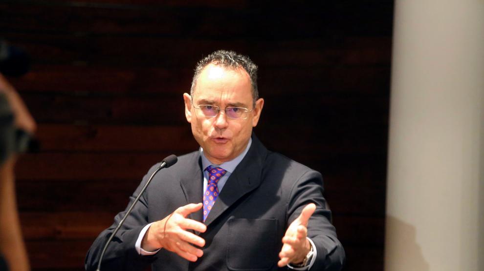 El teniente coronel Pedro Baños durante su conferencia en Huesca.