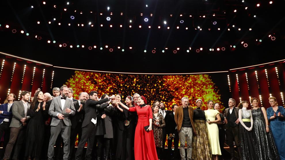 The awarded pose for a family picture after the awards ceremony at the 70th Berlinale International Film Festival in Berlin, Germany, February 29, 2020. REUTERS/Fabrizio Bensch [[[REUTERS VOCENTO]]] FILMFESTIVAL-BERLIN/AWARDS