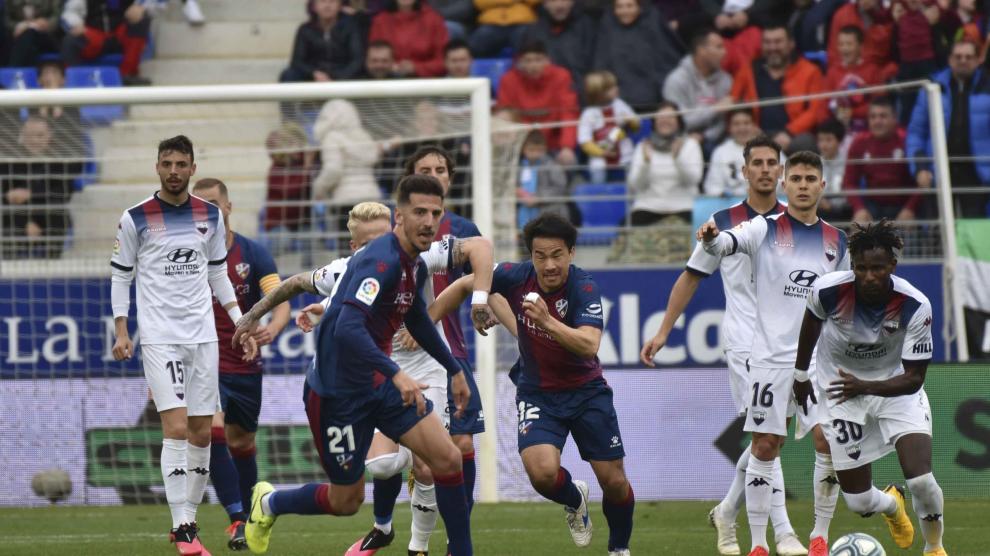 Juan Carlos y Okazaki esprintan tras el balón en el partido del sábado contra el Extremadura