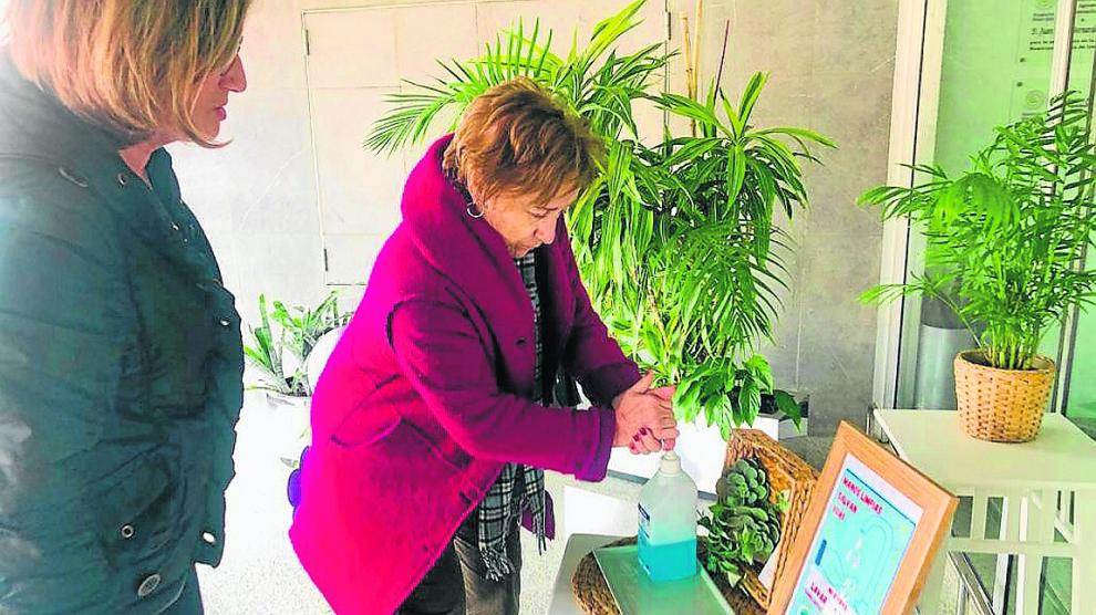 Familiares de un usuario de la residencia Elvira Otal, de Ejea, antes de acceder al centro.