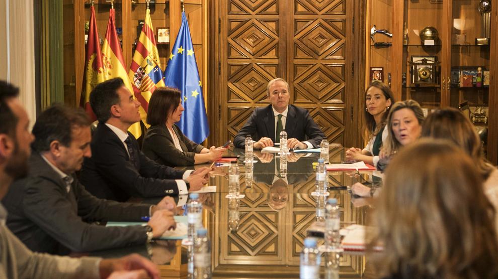 El alcalde Jorge Azcón, este viernes por la mañana.
