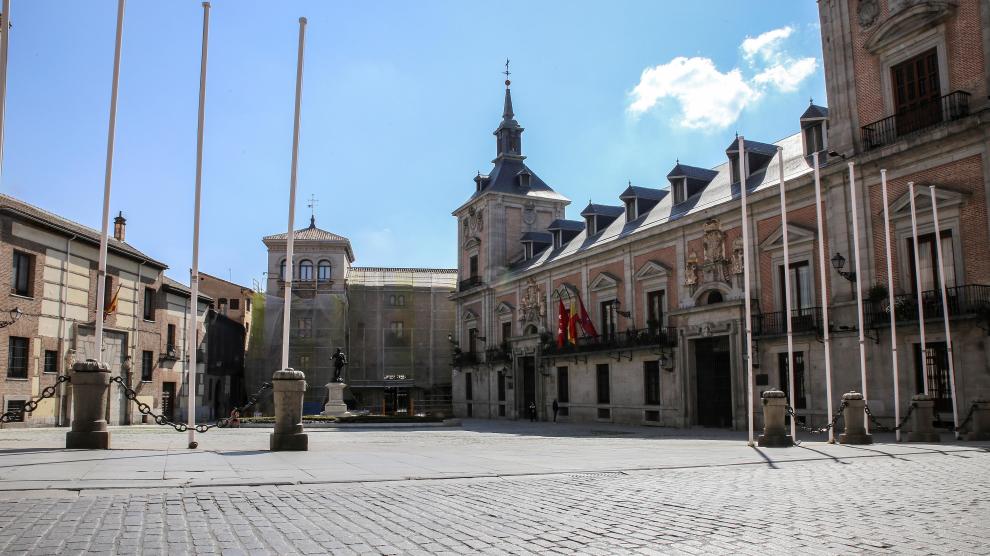 La plaza de la Villa de Madrid, sin gente este sábado por el coronavirus.