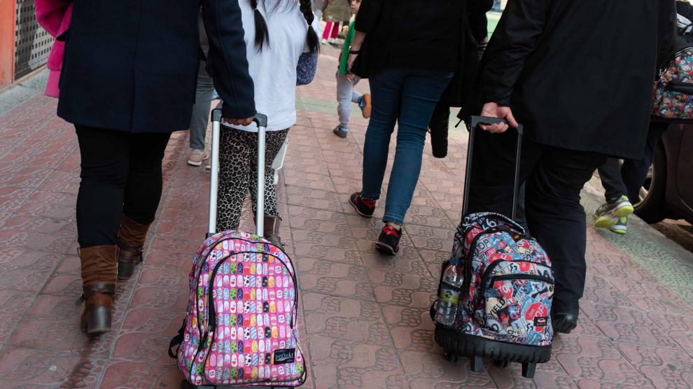 Los escolares salieron el viernes de los colegios con las mochilas cargadas con los libros y material de todas las asignaturas