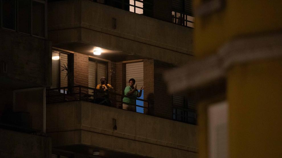 Los sanitarios reciben una oleada de aplausos por su trabajo ...