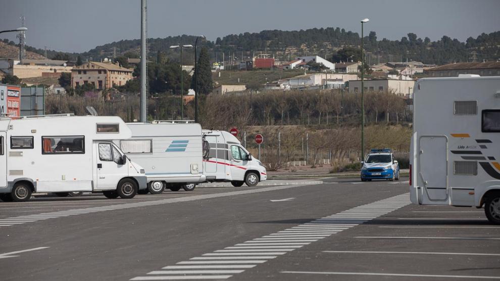 La Policía Local de Zaragoza vigilaba ayer la zona de estacionamiento autorizado de autocaravanas en el Actur.