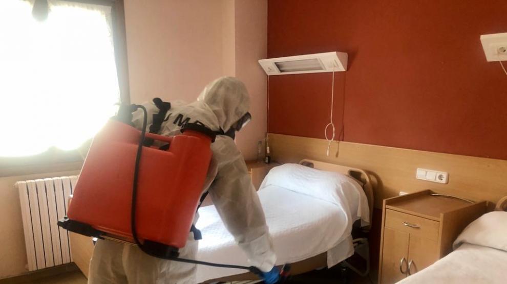 Un militar de la UME desinfecta una habitación de una residencia de la tercera edad en Biescas.