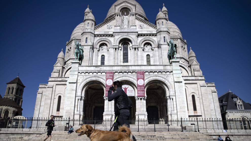 Paris (France), 23/03/2020.- A man walks in the deserted streets in Montmartre, in Paris, France, 23 March 2020. France is under lockdown in an attempt to stop the widespread of the SARS-CoV-2 coronavirus causing the Covid-19 disease. (Francia) EFE/EPA/IAN LANGSDON Lockdown in Paris due to coronavirus