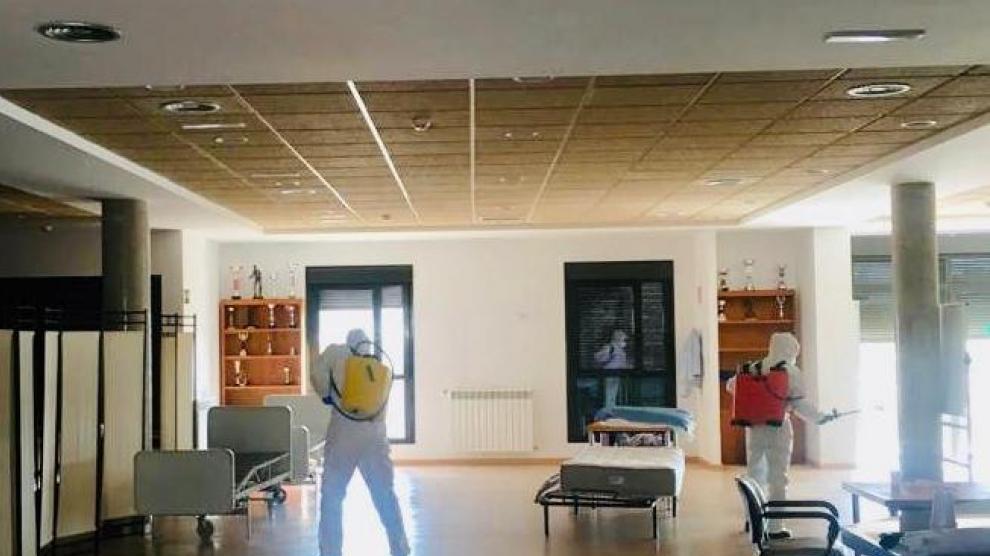Militares de la UME desinfectando el interior de la residencia este jueves a primera hora
